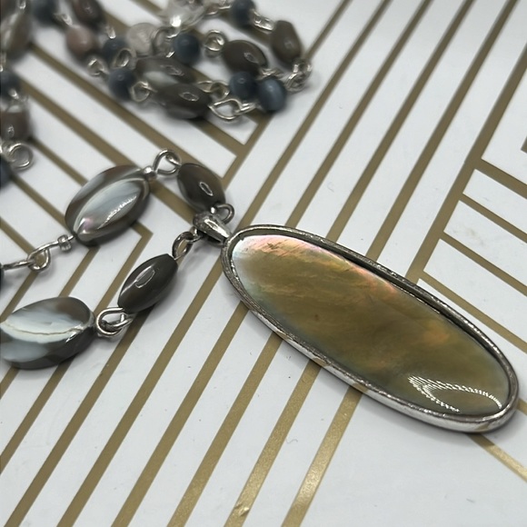 Reversible Worthington Shell Necklace. - Picture 6 of 7